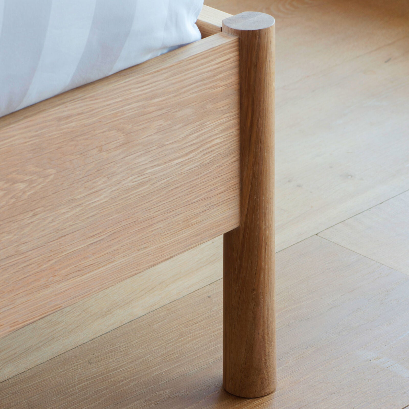 Axel natural oak king size bed with spindle details in vernacular style | malletandplane.com